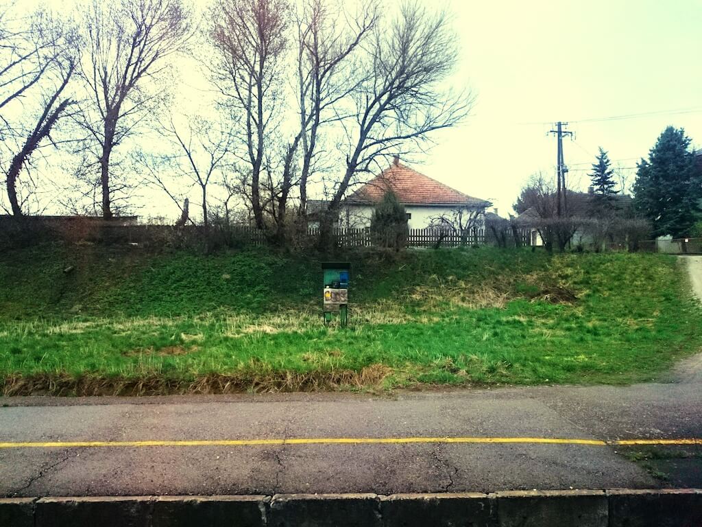 Niechciana służebność, jak się legalnie pozbyć drogi tuż pod oknem?