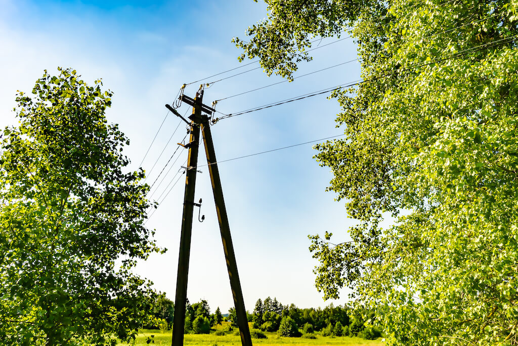 Słup energetyczny na działce, prawa właściciela i możliwości odszkodowania