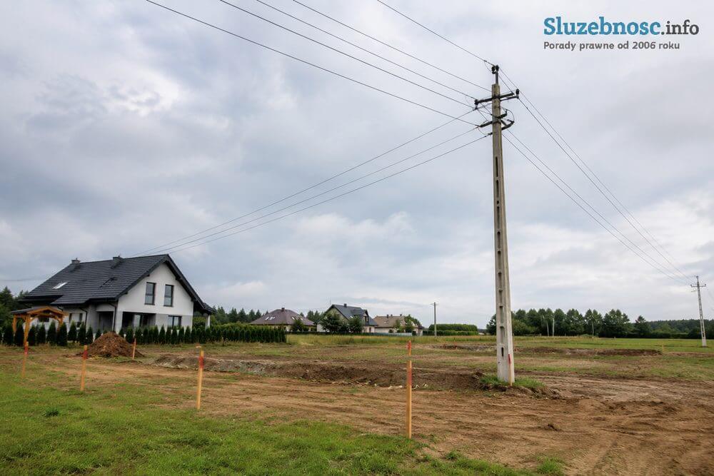 Linia energetyczna nad działką budowlaną a budowa domu