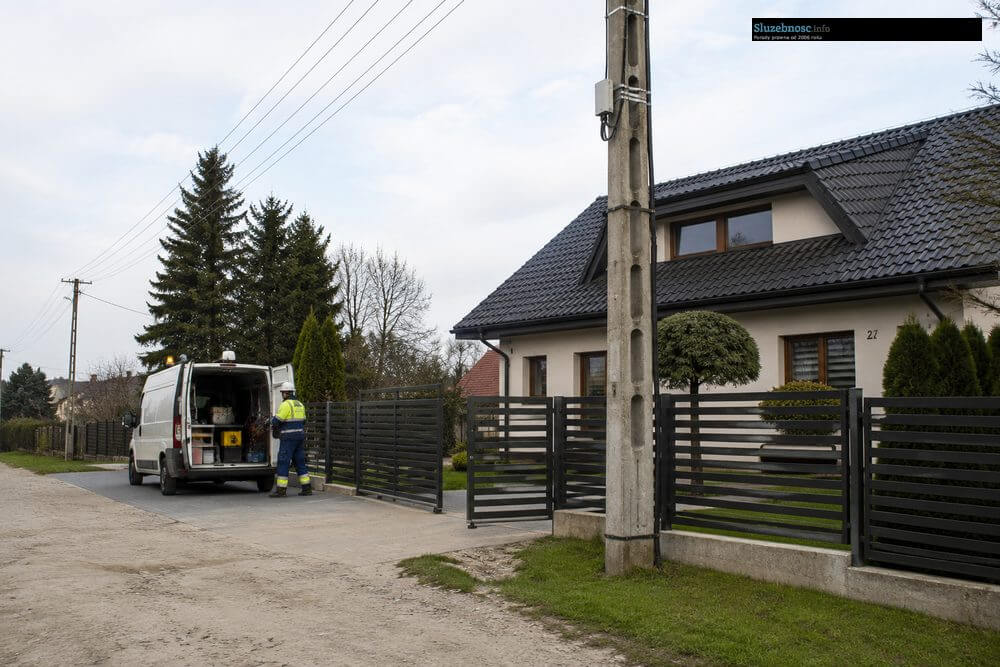 Słup energetyczny w granicy działki – ogrodzenie, przesunięcie i dostęp ekip