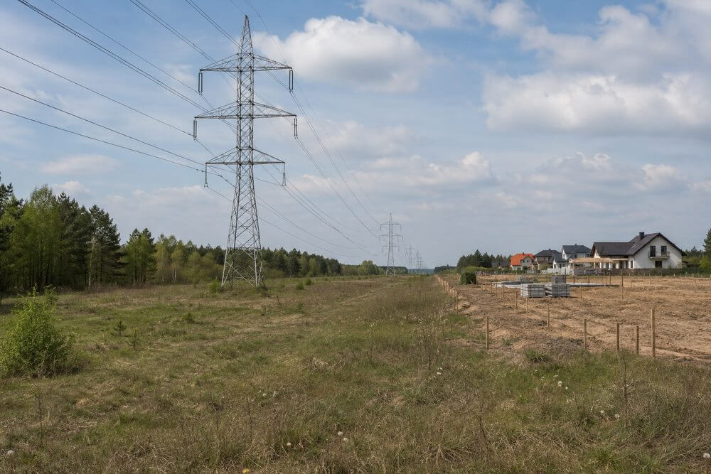 Strefa ochronna linii energetycznej – czego nie wolno budować?