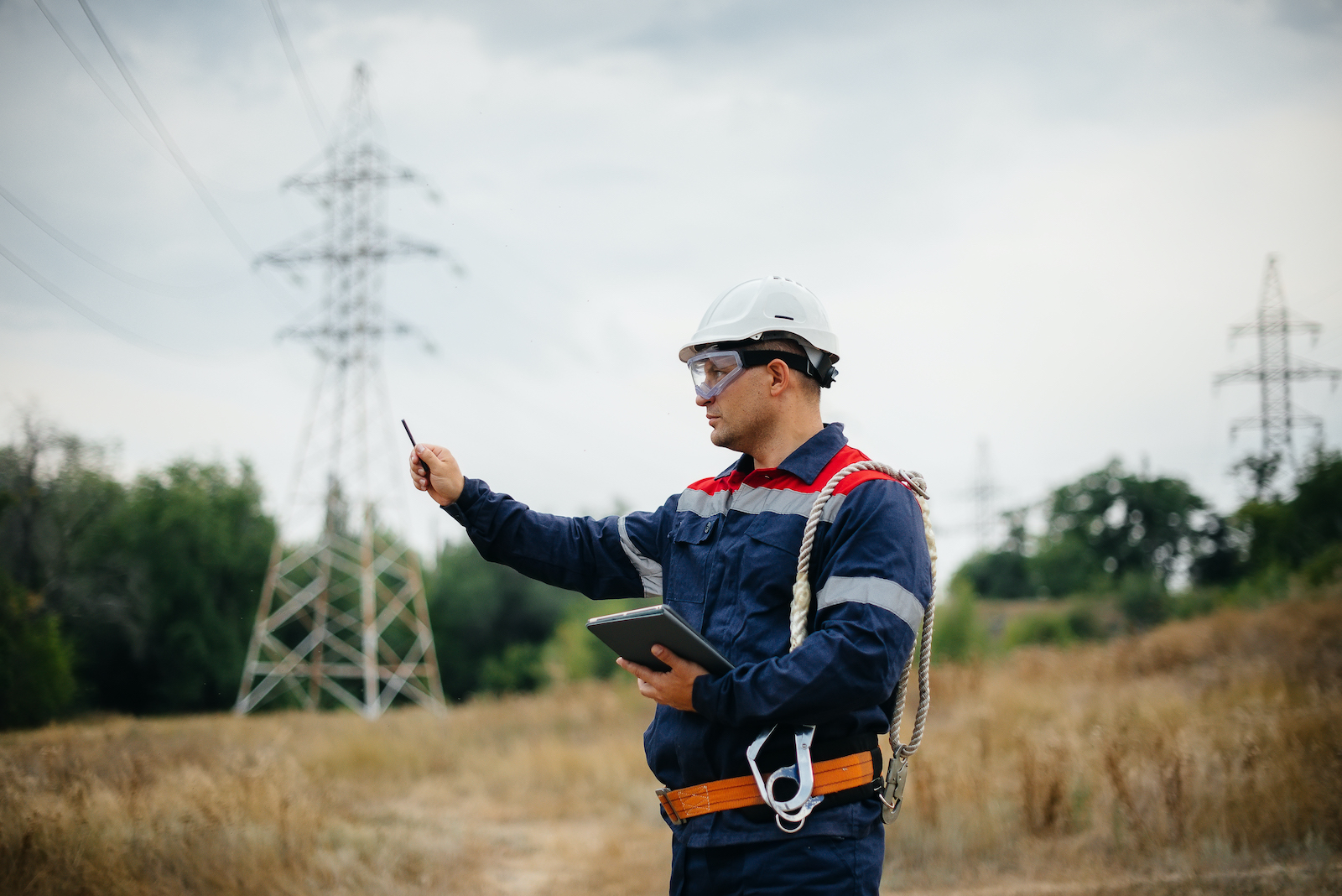 Słupy energetyczne na działce, jak negocjować warunki z przedsiębiorcami?