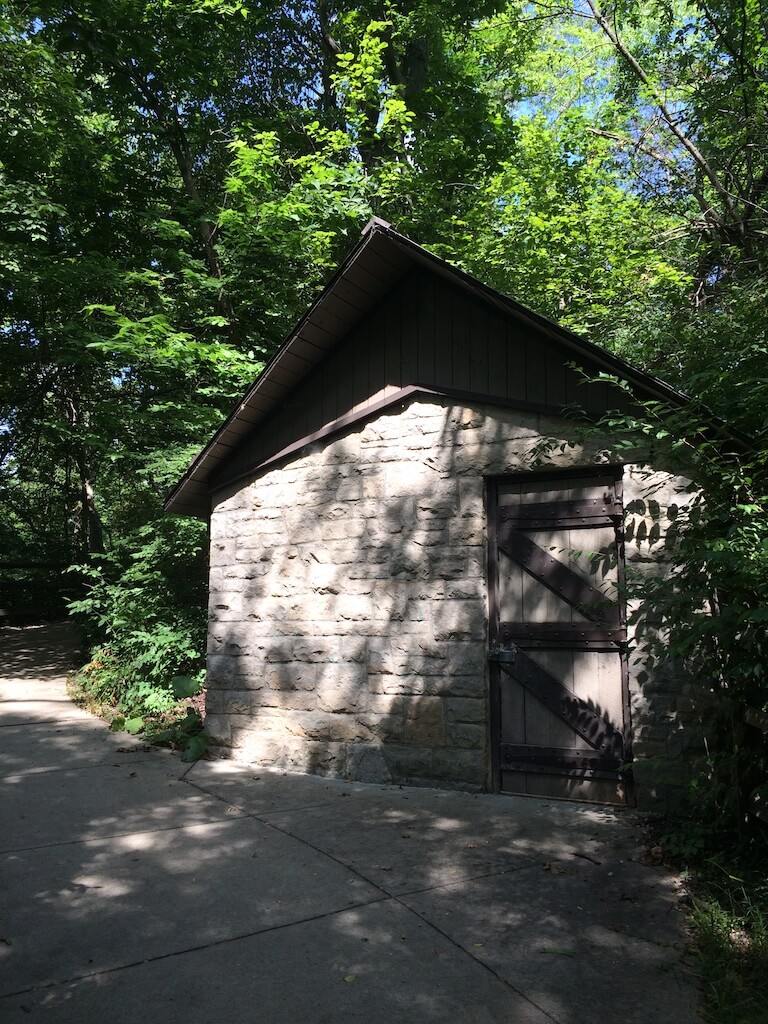 Czy właściciel działki może postawić wiatę na terenie objętym służebnością drogową?