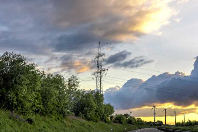 Odszkodowanie za służebność przesyłu, jakie prawa ma właściciel działki?
