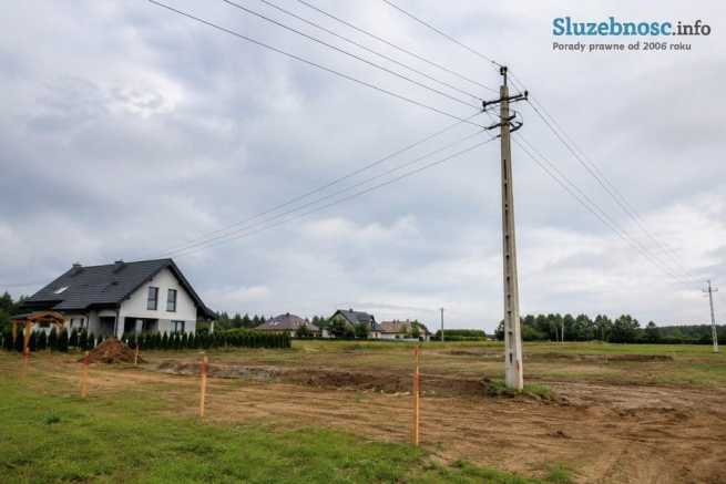 Linia energetyczna nad działką budowlaną a budowa domu
