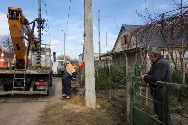 Wymiana słupa energetycznego bez zgody właściciela – czy to legalne?
