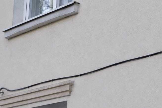Kabel telekomunikacyjny w elewacji budynku – czy właściciel może żądać usunięcia?