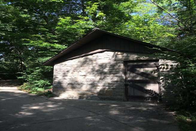 Czy właściciel działki może postawić wiatę na terenie objętym służebnością drogową?