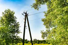 Słup energetyczny na działce, prawa właściciela i możliwości odszkodowania