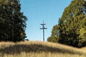 Kupno działki ze słupem energetycznym – na co uważać?